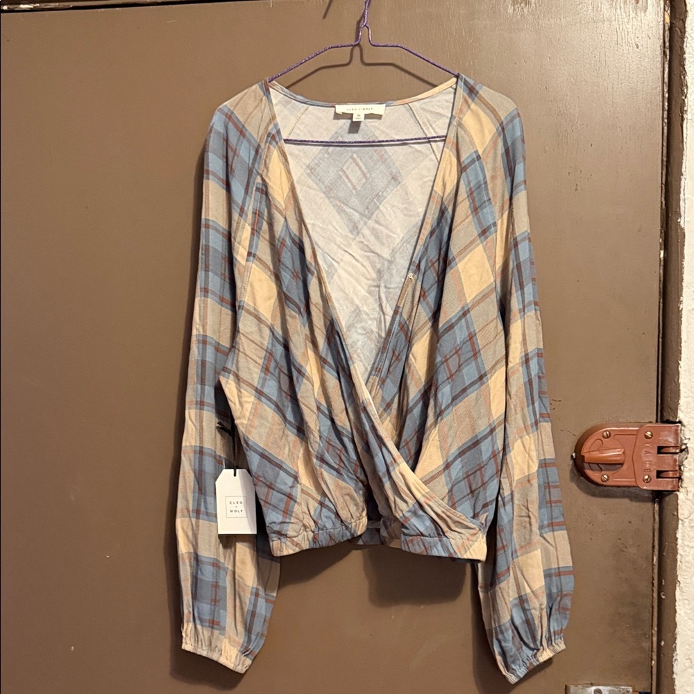 CLEO + WOLF WOMEN'S PLAID PRINT BLOUSON CROSSOVER TOP